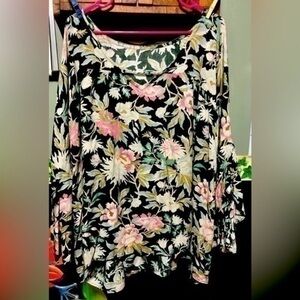 🎊 Supplies Brand Bold Green Floral Flowy Top
